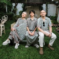 Penyanyi Bunga Citra Lestari atau yang biasa dipanggil BCL kembali memamerkan gayanya dan keluarga saat rayakan Lebaran hari ke-2. Tampil unik, BCL bersama suami, Tiko Aryawardhana, dan putra semata wayangnya, Noah Sinclair, tampil kompak kenakan pakaian dengan motif tulisan aksara. Foto: Instagram/@itsmebcl
