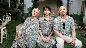 6 Gaya BCL Lebaran Hari ke-2 Bareng Keluarga, Stylish Pakai Baju Motif Aksara