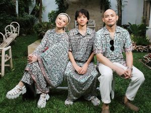 6 Gaya BCL Lebaran Hari ke-2 Bareng Keluarga, Stylish Pakai Baju Motif Aksara