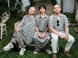 6 Gaya BCL Lebaran Hari ke-2 Bareng Keluarga, Stylish Pakai Baju Motif Aksara