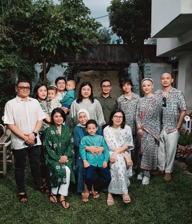 Baju berwarna abu-abu itu tampak kental dengan unsur nuansa nusantara. Tulisan aksara memenuhi seluruh bagian dari pakaian yang dikenakan BCL, Tiko, dan Noah. Foto: Instagram/@itsmebcl