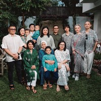Baju berwarna abu-abu itu tampak kental dengan unsur nuansa nusantara. Tulisan aksara memenuhi seluruh bagian dari pakaian yang dikenakan BCL, Tiko, dan Noah. Foto: Instagram/@itsmebcl