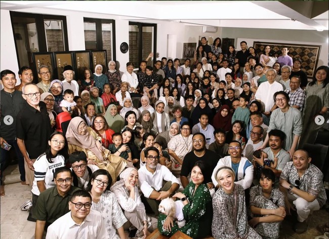 Tiko memilih memadukan kemeja dengan motif tulisan aksara tersebut dengan celana panjang berwarna senada. Sementara Noah dan BCL tampak kompak kenakan atasan dan bawahan dengan motif tulisan aksara yang sama. Foto: Instagram/@itsmebcl