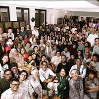 Tiko memilih memadukan kemeja dengan motif tulisan aksara tersebut dengan celana panjang berwarna senada. Sementara Noah dan BCL tampak kompak kenakan atasan dan bawahan dengan motif tulisan aksara yang sama. Foto: Instagram/@itsmebcl