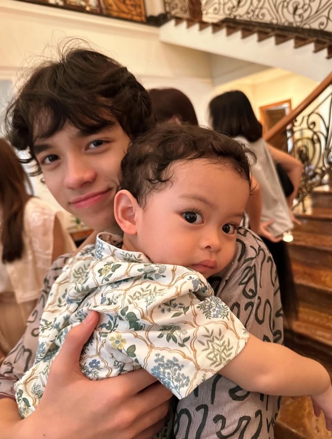 Sudah semakin besar, penampilan Noah yang makin ganteng juga tak kalah curi atensi. Foto: Instagram/@itsmebcl