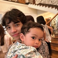 Sudah semakin besar, penampilan Noah yang makin ganteng juga tak kalah curi atensi. Foto: Instagram/@itsmebcl