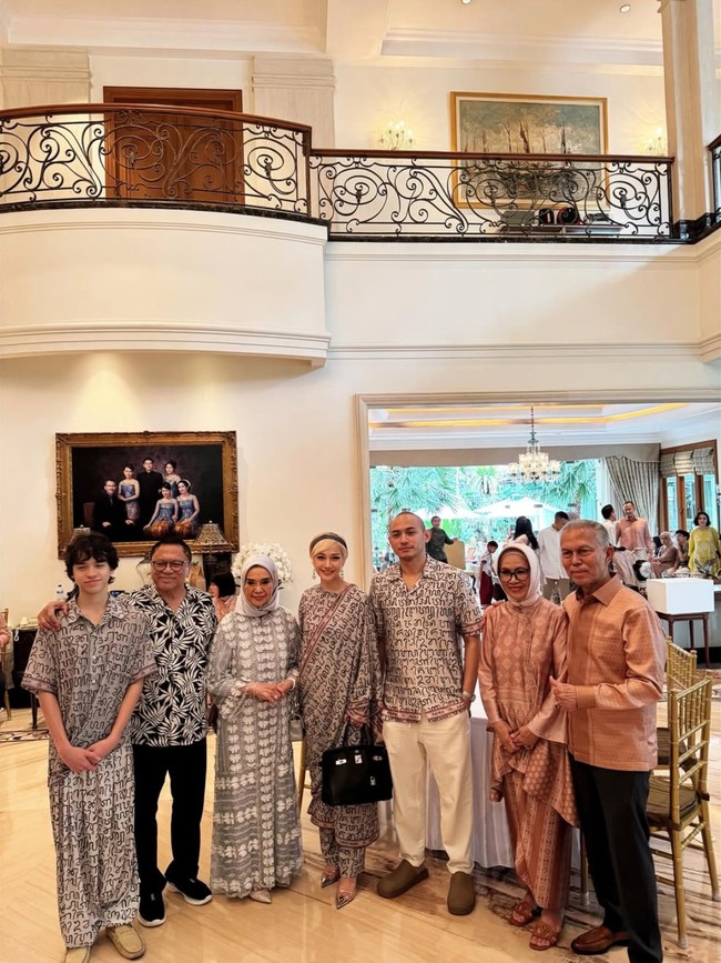 BCL tampil cantik dan stylish dengan tambahan aksesori berupa bando berwarna hitam dan sepasang anting gantung. Untuk alas kaki ia memilih kenakan heels transparan. Penampilannya kian lengkap dengan tas mewah dari Hermes berwarna hitam. Foto: Instagram/@itsmebcl