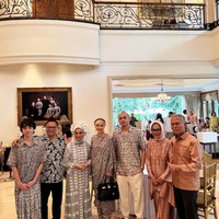 BCL tampil cantik dan stylish dengan tambahan aksesori berupa bando berwarna hitam dan sepasang anting gantung. Untuk alas kaki ia memilih kenakan heels transparan. Penampilannya kian lengkap dengan tas mewah dari Hermes berwarna hitam. Foto: Instagram/@itsmebcl