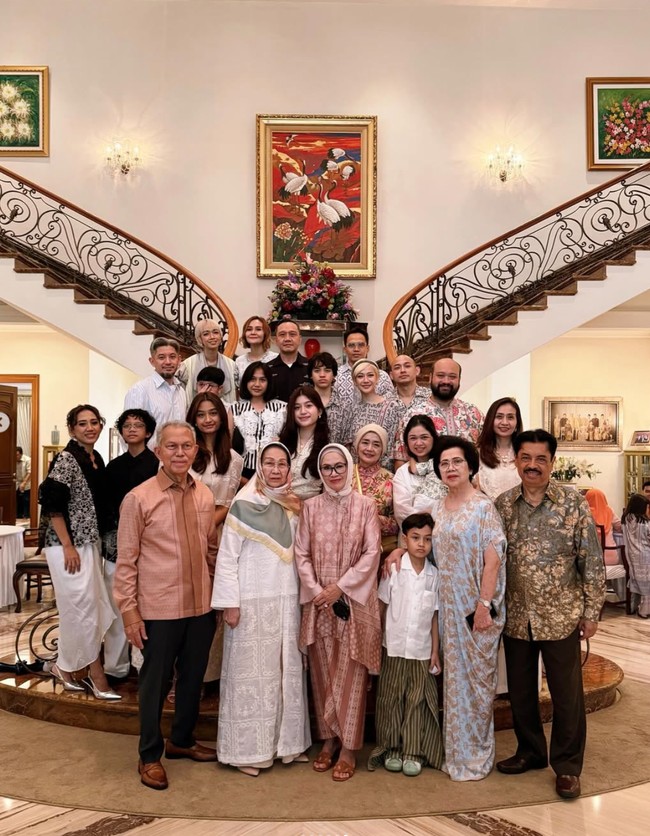 Banyak netizen yang memuji keunikan pakaian BCL dan keluarganya saat rayakan Lebaran hari ke-2. “Kainnyaaa cantikkk,” komentar salah seorang netizen. “Keren outfitnya kak unge,” tambah netizen lain. “Ngiler outfit aksara nya,” komentar lainnya. Foto: Instagram/@itsmebcl