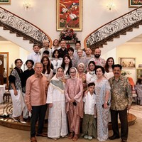 Banyak netizen yang memuji keunikan pakaian BCL dan keluarganya saat rayakan Lebaran hari ke-2. “Kainnyaaa cantikkk,” komentar salah seorang netizen. “Keren outfitnya kak unge,” tambah netizen lain. “Ngiler outfit aksara nya,” komentar lainnya. Foto: Instagram/@itsmebcl