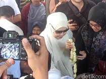 Video: Momen Dewi Yul Peluk Erat Putranya di Pemakaman Ray Sahetapy