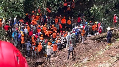 Potret Evakuasi Korban Tewas Longsor di Jalur Pacet-Cangar Mojokerto