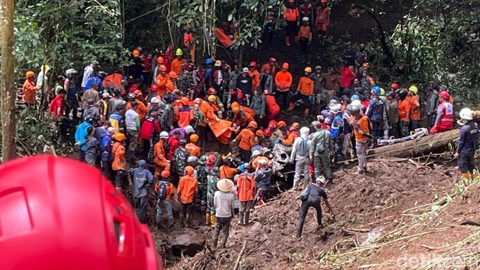 Evakuasi korban longsor di Jalur Pacet-Cangar, Mojokerto.
