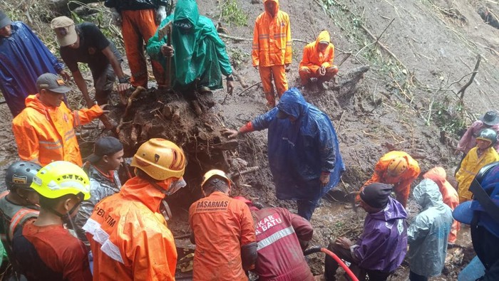 Evakuasi korban longsor di Jalur Pacet-Cangar, Mojokerto.