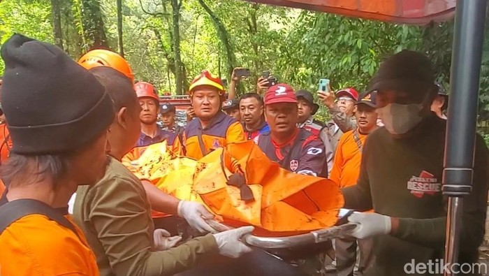 Evakuasi korban tewas penumpang pikap Gran Max yang diempas longsor hingga masuk ke dalam jurang.