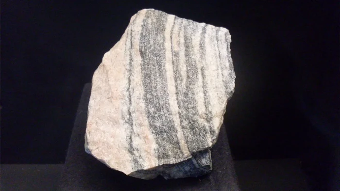 Fragmen Acasta Gneiss, salah satu batuan tertua yang ditemukan di Bumi.