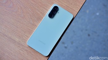 HP ini punya ketahanan air dan debu dengan sertifikat IP68. Foto: Adi Fida Rahman/detikINET