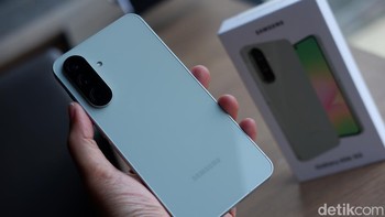 Galaxy A56 dibekali Awesome Intelligence dengan berbagai fitur menarik. Ada Circle to Search yang kini ditingkatkan kemampuannya dalam mencari lagu atau musik serta melakukan translasi pada tulisan artikel. Ada pula Object Eraser dan My Filter untuk menyempurnakan hasil foto. Tak kalah menarik Auto Trim yang dapat menggabungkan satu atau lebih video dengan mudah menjadi sebuah klip yang kece untuk dibagikan di media sosial. Foto: Adi Fida Rahman/detikINET