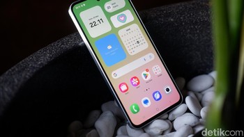 Layar Galaxy A56 menggunakan Super AMOLED berukuran 6,7 inch Full HD+ dengan Infinity-O. Samsung melindungi layar dengan kaca Gorilla Glass Victus+. Foto: Adi Fida Rahman/detikINET