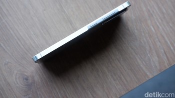 Bodinya pun dibuat lebih tipis dari sebelumnya. Ketebalannya sendiri berkurang drastis 0,8 mm dari sebelumnya 8,2 mm turun ke 7,4 mm. HP ini masih mengadopsi Key Island. Foto: Adi Fida Rahman/detikINET