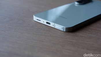 Baterainya berkapasitas 5.000 mAh dengan dukungan pengisian cepat 45W. Galaxy A56 menjalankan One UI 7 berbasis Andorid 15. Samsung menjanjikan update sistem operasi dan keamanan selama enam tahun. Foto: Adi Fida Rahman/detikINET