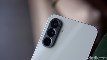 Kamera utama di bagian belakang berukuran 50 MP bersanding dengan sensor ultra-wide 12 MP dan makro 5 MP. Samsung mengaku menggunakan sensor baru yang dijanjikan piawai memotret di kondisi low light dengan minim noise. Foto: Adi Fida Rahman/detikINET