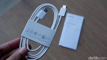 Dalam paket penjualan hanya menyertakan kabel data dan kertas petunjuk penggunaan, Foto: Adi Fida Rahman/detikINET