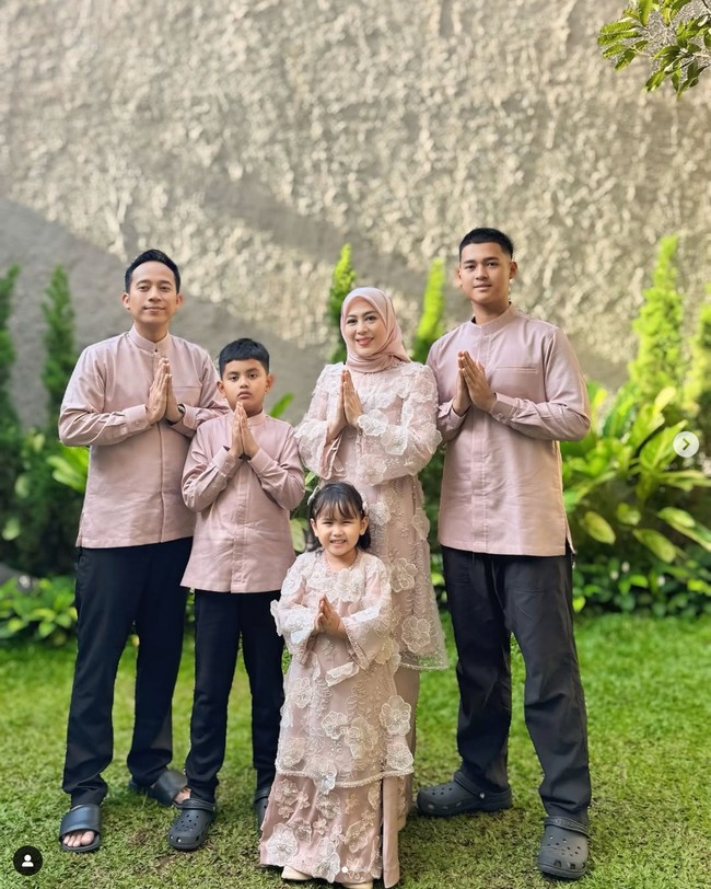 Komedian Denny Cagur merayakan Lebaran di kampung halaman istrinya Shanty, di Garut, Jawa Barat. Denny dan Shanty tampil dengan busana sarimbit nuansa pink pastel di Hari Lebaran 2025 bersama ketiga anak mereka. Foto: Dok. Instagram