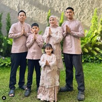 Komedian Denny Cagur merayakan Lebaran di kampung halaman istrinya Shanty, di Garut, Jawa Barat. Denny dan Shanty tampil dengan busana sarimbit nuansa pink pastel di Hari Lebaran 2025 bersama ketiga anak mereka. Foto: Dok. Instagram
