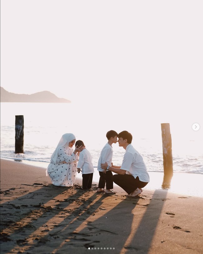 Aktor Rey Mbayang mengajak istrinya Dinda Hauw dan kedua anaknya mudik ke kampung halamannya di Bolaang Mongondow Timur, Sulawesi Utara. Rey dan Dinda kompak mengenakan busana serba putih saat berpose di Hari Lebaran di Pantai Paret, Sulawesi Utara. Foto: Dok. Instagram