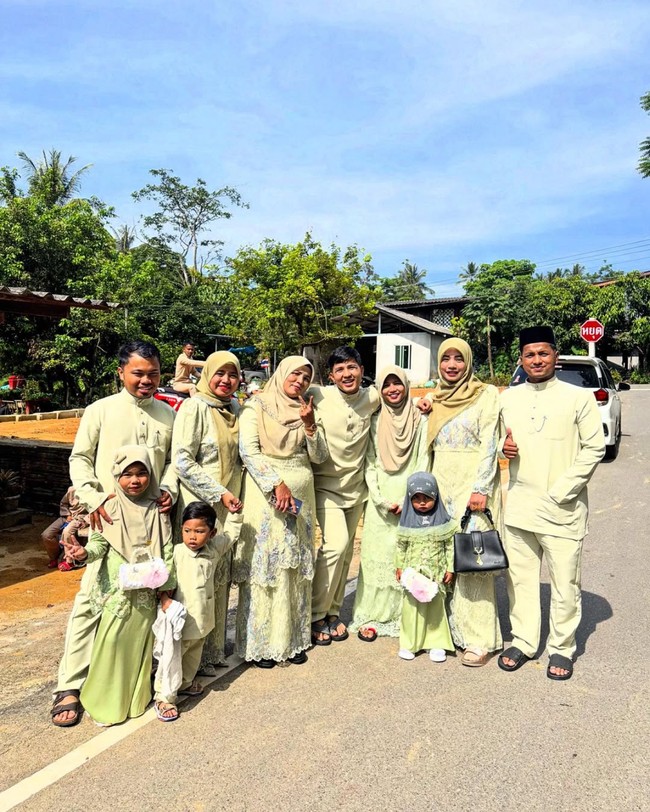 Komedian Jirayut merayakan Lebaran 2025 di kampung halamannya di Narathiwat, Thailand. Jirayut tampil kompak memakai busana serba hijau dengan keluarganya di Hari Idul Fitri. Foto: Dok. Instagram