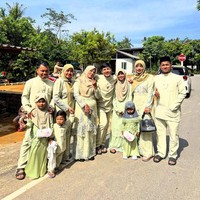 Komedian Jirayut merayakan Lebaran 2025 di kampung halamannya di Narathiwat, Thailand. Jirayut tampil kompak memakai busana serba hijau dengan keluarganya di Hari Idul Fitri. Foto: Dok. Instagram