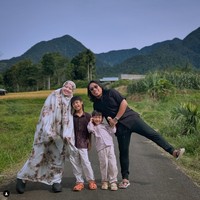 Komedian Praz Teguh merayakan Lebaran 2025 di kampung halamannya di Sumatera Barat setelah mudik 30 jam karena melalui jalur darat. Pada Hari Lebaran, Praz tampil serba hitam berpose bersama istri dan kedua anaknya dengan latar belakang pemandangan indah di Tanjuang Bonai Lintau Kabupaten Tanah Datar. Foto: Dok. Instagram