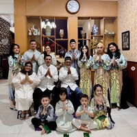 Andhika Pratama merayakan Lebaran 2025 di kampung halamannya di Malang, Jawa Timur. Andhika dan istrinya Ussy Pratama serta anak-anak mereka tampil dengan baju Lebaran sarimbit motif berwarna cerah. Foto: Dok. Instagram
