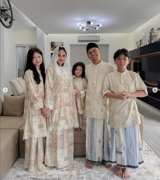 Mudik ke Sulawesi juga dilakukan Wendy Cagur. Wendy merayakan Lebaran 2025 di kampung halaman istrinya, Ayu Natasya di Makassar. Pada Hari Lebaran, Wendy, Ayu dan ketiga anaknya tampil dengan busana warna krem. Foto: Dok. Instagram