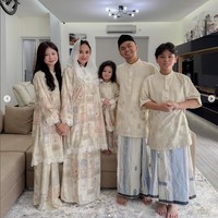 Mudik ke Sulawesi juga dilakukan Wendy Cagur. Wendy merayakan Lebaran 2025 di kampung halaman istrinya, Ayu Natasya di Makassar. Pada Hari Lebaran, Wendy, Ayu dan ketiga anaknya tampil dengan busana warna krem. Foto: Dok. Instagram