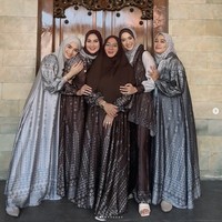 Menghabiskan Lebaran di kampung halaman di Bandung juga dilakukan Citra Kirana dan suaminya Rezky Aditya. Keduanya langsung datang ke Bandung usai menjalani umrah. Pada hari Lebaran 2025, Citra tampil dengan gamis dari brand miliknya Chanté bersama ibu dan saudari-saudarinya. Foto: Dok. Instagram