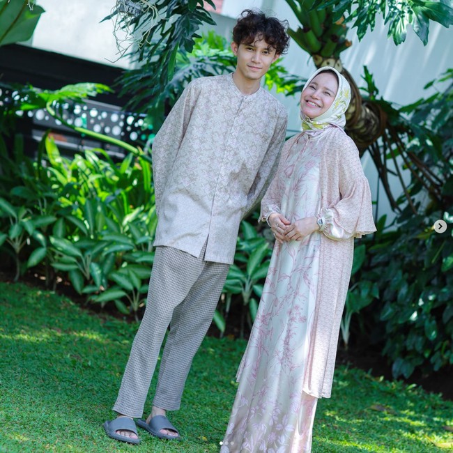 Penyanyi Rossa setiap tahunnya mudik ke kampung halamannya di Sumedang. Pada Lebaran 2025, Rossa berpose bersama putra semata wayangnya Rizky. Pelantun Tegar itu bergaya memakai kerudung dan dress pink dari brand lokal Geulis. Foto: Dok. Instagram
