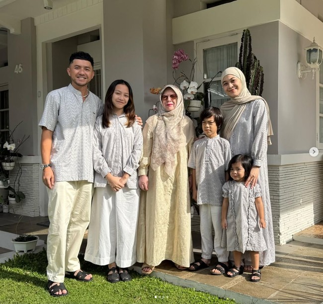 Omesh menghabiskan hari Lebaran pertama di kampung halamannya di Bandung, Jawa Barat bersama istrinya, Diana Ayu Lestari dan ketiga anak mereka. Omesh tampil dengan busana Lebaran sarimbit dari brand Muda bersama istri, anak dan ibunya. Foto: Dok. Instagram