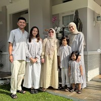 Omesh menghabiskan hari Lebaran pertama di kampung halamannya di Bandung, Jawa Barat bersama istrinya, Diana Ayu Lestari dan ketiga anak mereka. Omesh tampil dengan busana Lebaran sarimbit dari brand Muda bersama istri, anak dan ibunya. Foto: Dok. Instagram