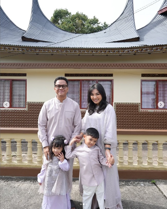 Merayakan Lebaran 2025 di Sumatera Barat juga dilakukan selebgram Arief Muhamamad. Pria yang akrab disapa Armuh itu berpose bersama istrinya Tiara Pangestika dan kedua anaknya dengan latar belakang rumah sang nenek di Payakumbuh. Rumah legendaris dan baru direnovasinya saat Ramadan itu sudah 13 tahun tidak ditempati. Foto: Dok. Instagram