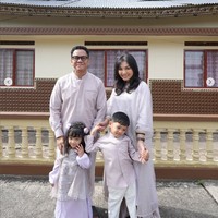 Merayakan Lebaran 2025 di Sumatera Barat juga dilakukan selebgram Arief Muhamamad. Pria yang akrab disapa Armuh itu berpose bersama istrinya Tiara Pangestika dan kedua anaknya dengan latar belakang rumah sang nenek di Payakumbuh. Rumah legendaris dan baru direnovasinya saat Ramadan itu sudah 13 tahun tidak ditempati. Foto: Dok. Instagram