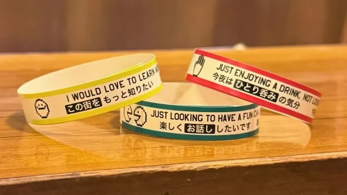 Gelang anti awkward di bar Jepang