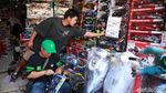 Geliat Pedagang Mainan di Pasar Gembrong, Lebaran tapi Omzet Merosot