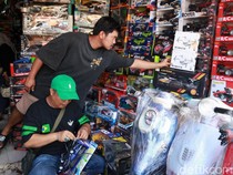 Geliat Pedagang Mainan di Pasar Gembrong, Lebaran tapi Omzet Merosot