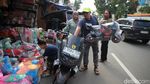 Geliat Pedagang Mainan di Pasar Gembrong, Lebaran tapi Omzet Merosot