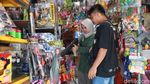 Geliat Pedagang Mainan di Pasar Gembrong, Lebaran tapi Omzet Merosot