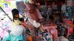 Geliat Pedagang Mainan di Pasar Gembrong, Lebaran tapi Omzet Merosot