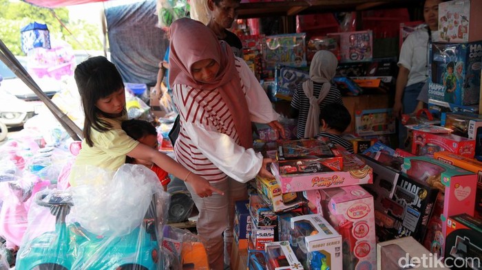 Geliat Pedagang Mainan di Pasar Gembrong, Lebaran tapi Omzet Merosot Warga membeli mainan di Pasar Gembrong, Jakarta Timur, Jumat (4/4/2025).