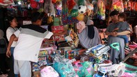 Tak hanya itu, pedagang mengeluhkan penjualan mainan terus menurun terlepas dari momentum Lebaran. Di hari biasa pada tahun lalu, omzet bisa menyentuh hingga Rp 8 juta dalam sepanjang Senin hingga Kamis. Kini, pendapatan susut dalam kurun waktu yang sama menjadi Rp 3 juta.